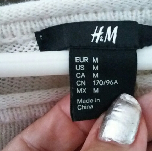 H & M Sweater. Size Medium. Black and cream - Picture 2 of 4